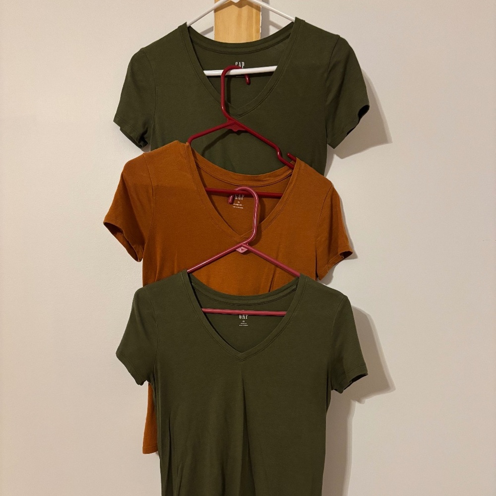 3 Gap V Neck T-Shirts